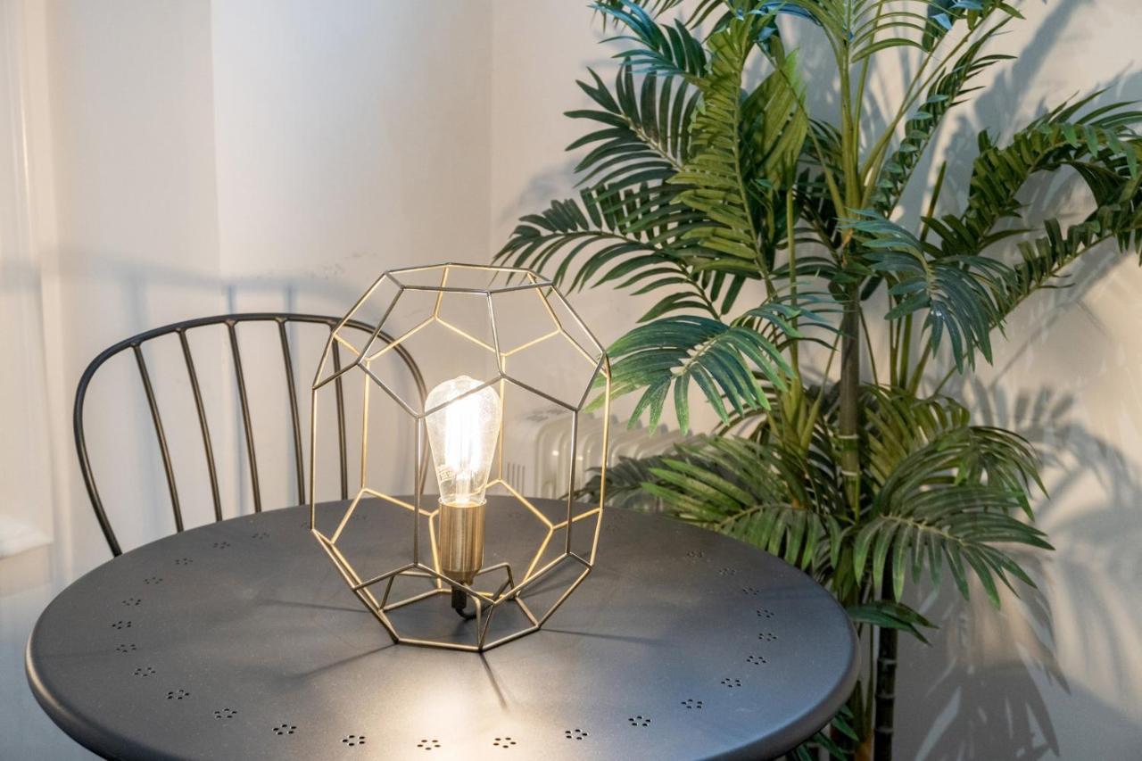 2 Bedrooms 2 Bathrooms Furnished - Malasana - Bright Stylish - Mintystay Madrid Buitenkant foto