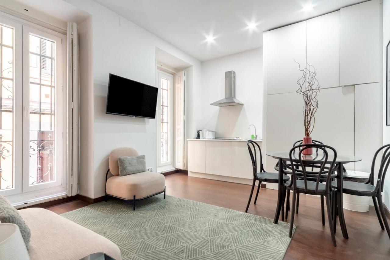 2 Bedrooms 2 Bathrooms Furnished - Malasana - Bright Stylish - Mintystay Madrid Buitenkant foto