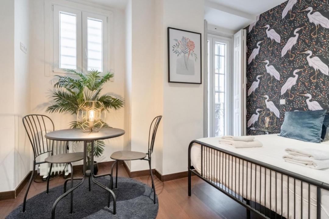 2 Bedrooms 2 Bathrooms Furnished - Malasana - Bright Stylish - Mintystay Madrid Buitenkant foto